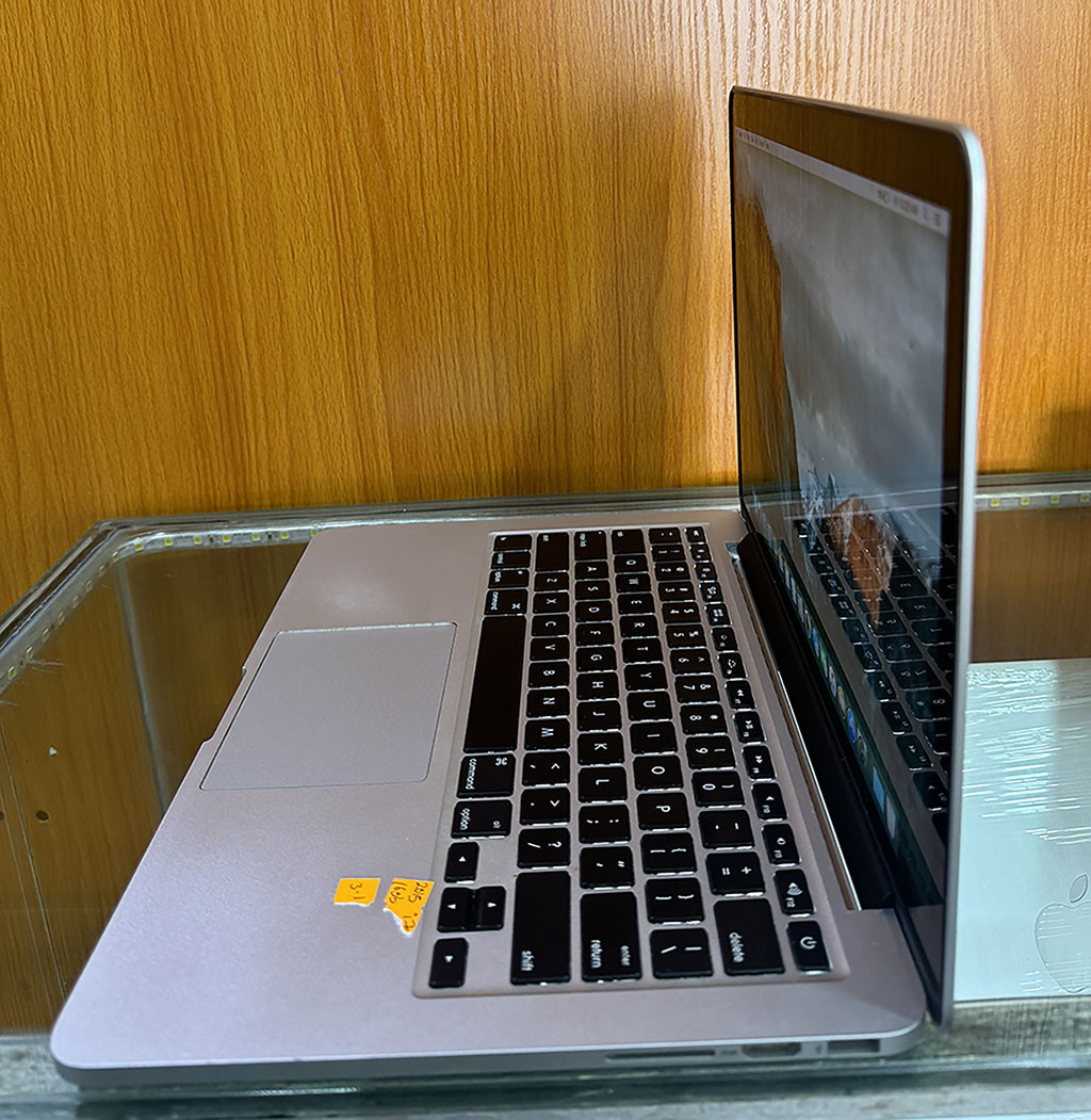 Macbook Pro 2015 8gb RAM 256 SSD (UK Used)